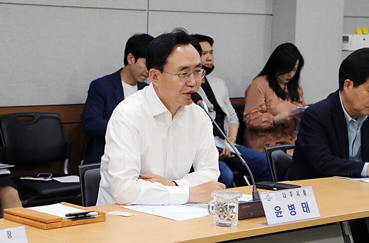 영산강 나주지구 통합하천사업 타당성 용역 착수보고회 나주시장의 인사말 모습 근접촬영