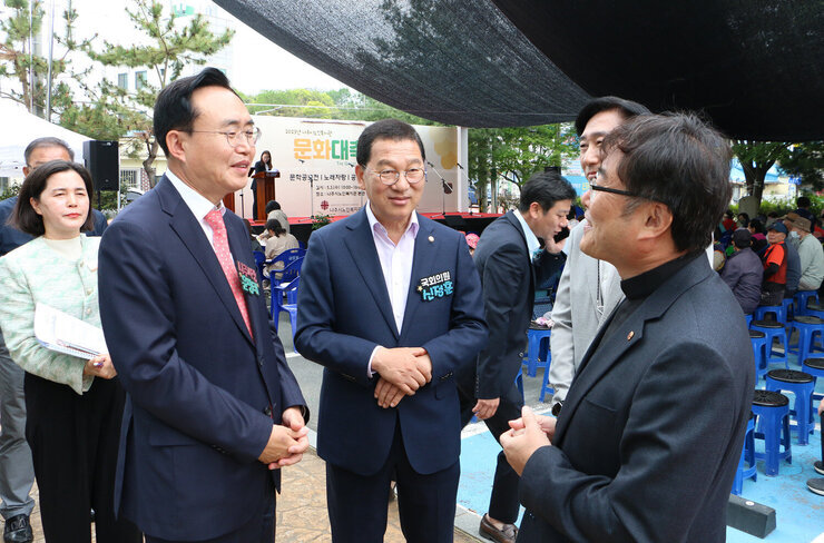 나주시노인복지관 문화대축제 행사 나주시장, 국회의원 축제 관계자 등이 행사장 앞에 서서 이야기를 나누고 있는 모습