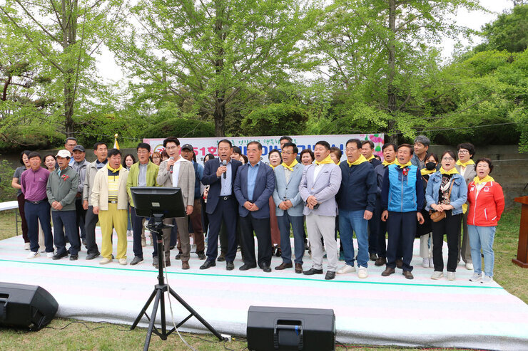 노안면 어버이날 기념행사 노안면장과 면사무소 직원 및 행사를 준비한 면민들이 무대에서 어버이날 기념 노래를 합창하고 있는 모습