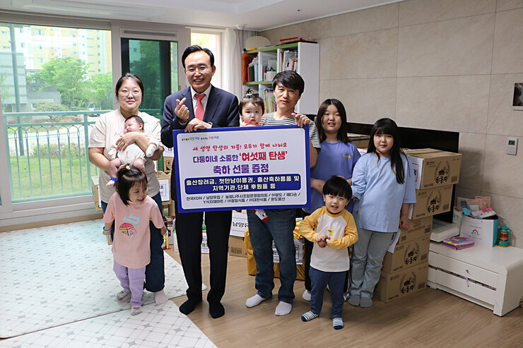 다둥이가족 여섯째 탄생 축하 방문 나주시장과 다둥이가족 모두 손하트를 하며 기념촬영을 하고 있는 모습
