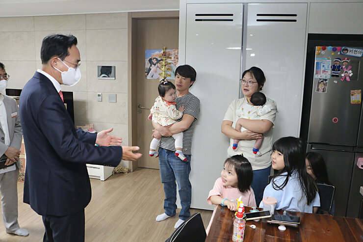 다둥이가족 여섯째 탄생 축하 방문 나주장이 다둥이 가족 아빠와 엄마,  아이들에게 덕담을 건네고 있는 모습