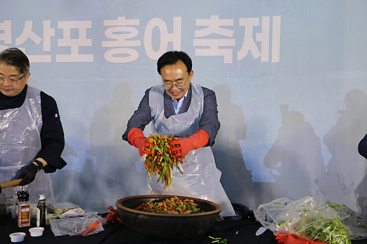 제19회 영산포 홍어축제 개막행사 무대 위에서 홍어무침을 맛있게 버무리고 있는 나주시장 모습