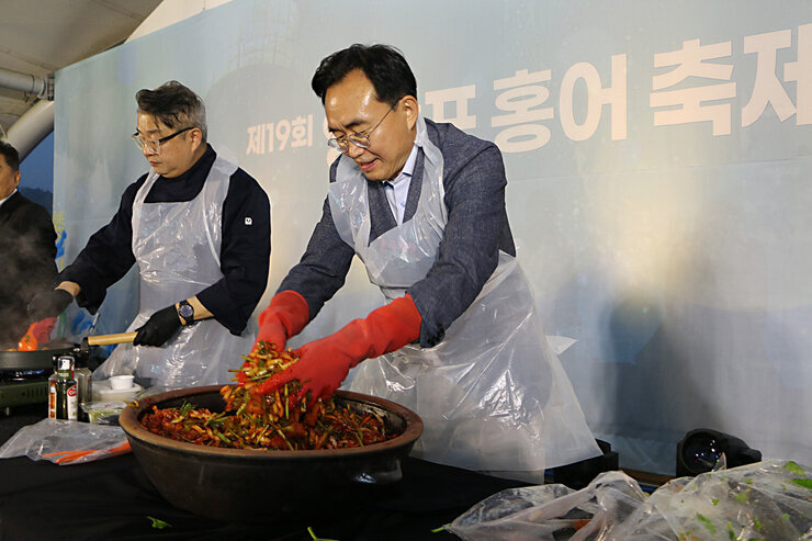 제19회 영산포 홍어축제 개막행사 홍어무침을 거의 다 무쳐가고 있는 나주시장의 옆모습
