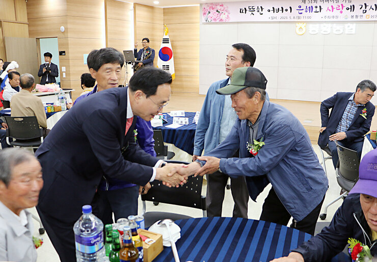 제51회 봉황면 어버이날 기념행사 행사장에서 모자 쓴 남자 어르신과 악수를 나누며 인사하고 있는 나주시장 모습