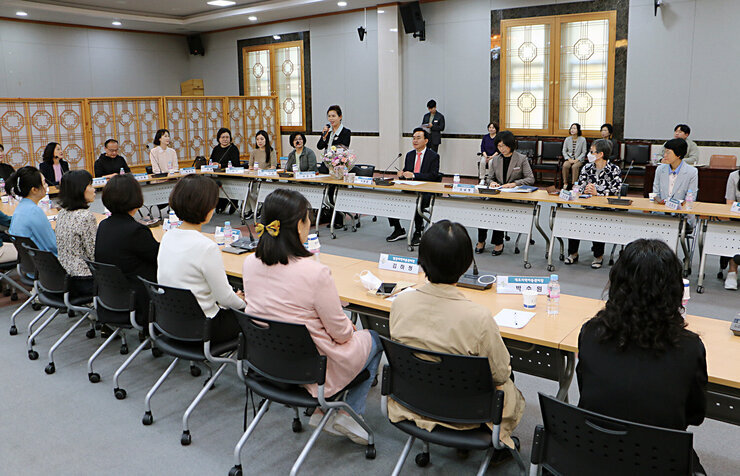 지역아동센터 시설장 간담회 시헐장 대표 회장이 일어서서 소개를 하고 있는 모습 참석자들은 앉아 있는 모습