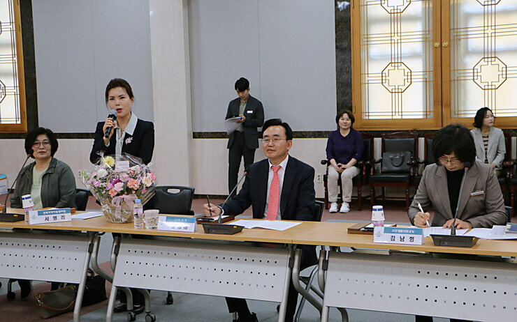 지역아동센터 시설장 간담회 시설장 대표 회장이 인사말을 하고 있고 나주시장이 옆에 앉아 있는 모습