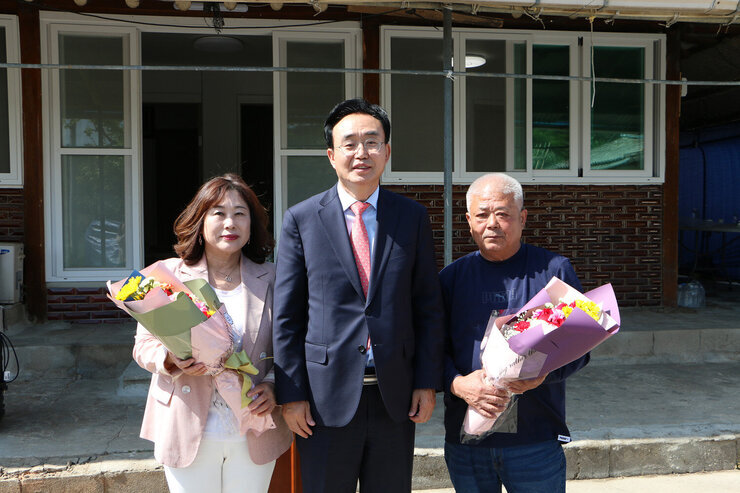 따뜻한 보금자리 3호 주택 준공식  나주시장이 주택 공사 담당 대표 2명과 기념촬영을 하고 있는 모습
