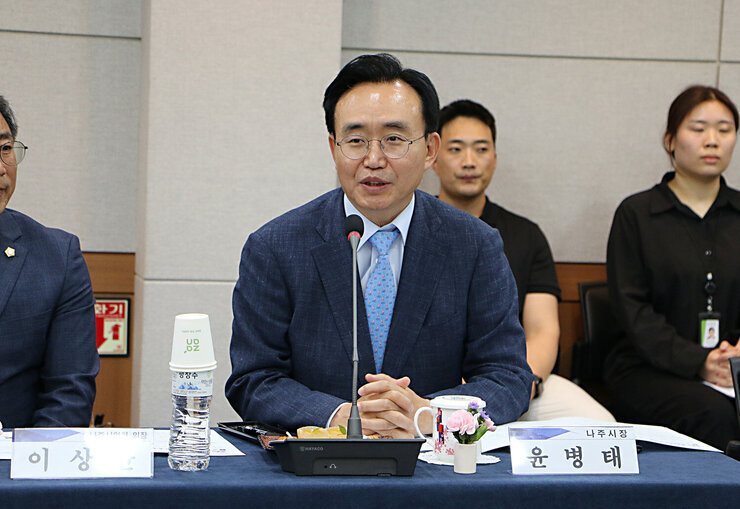 장애인 평생학습도시 업무협약 체결 및 현판식 나주시장의 인사말 모습 근접촬영