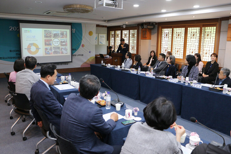 장애인 평생학습도시 업무협약 체결 및 현판식 교육지원과장의 PPT경과보고 모습