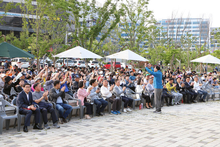 광주, 전남 공동혁신도시 발전기원 건강걷기대회 나주시장이 걷기대회에 참석한 시민들에게 손을 흔들고 인사하고 있는 모습