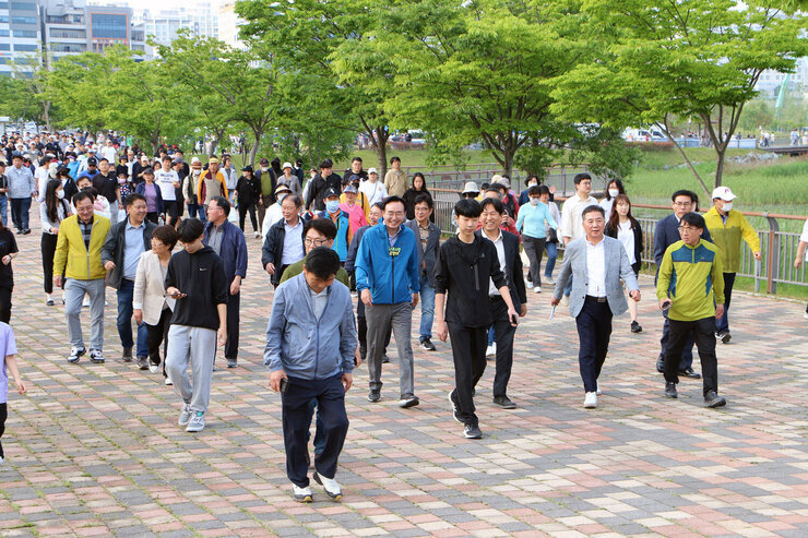 광주, 전남 공동혁신도시 발전기원 건강걷기대회 빛가람 호수공원을 걷고 있는 나주시장 모습