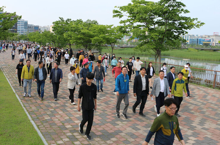 광주, 전남 공동혁신도시 발전기원 건강걷기대회 걷기대회에 참가한 시민과 나주시장이 호수공원을 걷고 있는 모습