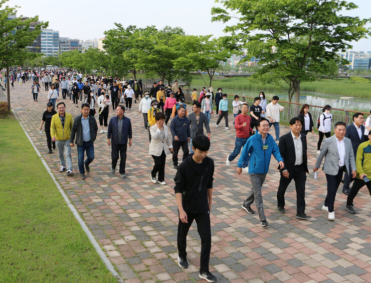 광주, 전남 공동혁신도시 발전기원 건강걷기대회 나주시장과 관계자 및 시민들이 호수공원을 걷고 있는 모습