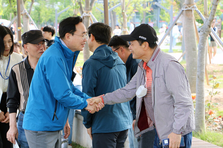 광주, 전남 공동혁신도시 발전기원 건강걷기대회 나주시장이 걷기대회에 참석한 남자어르신과 악수를 나누며 인사를 하는 모습
