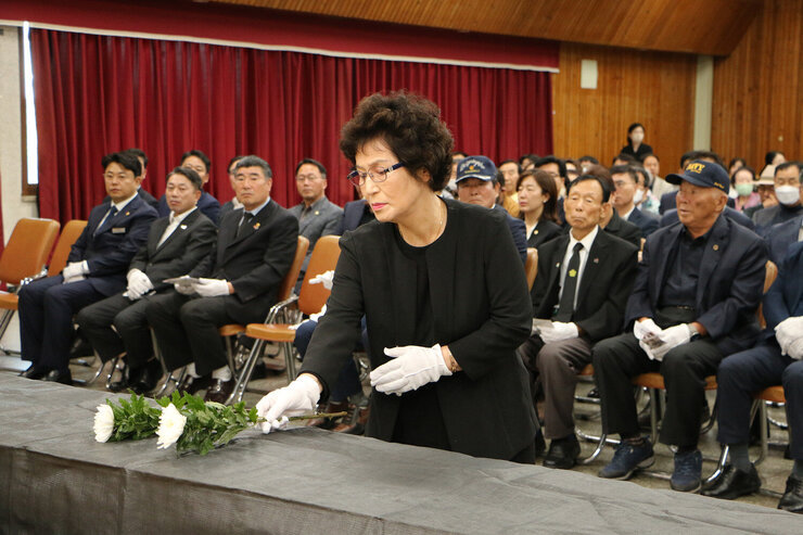 제43주년 나주시 5.18 민중항쟁 기념식 5.18관련 유족 여자분께서 헌화를 하고 있는 모습