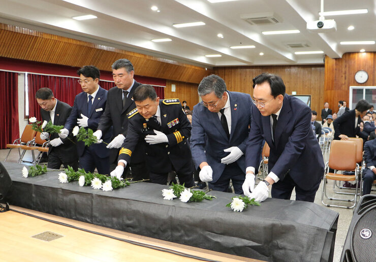 제43주년 나주시 5.18 민중항쟁 기념식 나주시장과 나주경잘서장, 나주시의회 의장 도의원이 헌화를 하고 있는 모습