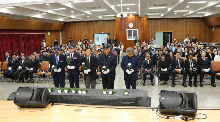 제43주년 나주시 5.18 민중항쟁 기념식 5.18 관련 단체 다섯분이 헌화를 위해 서 있는 모습 참석자들의 앉아 있는 모습도 보이는 전면