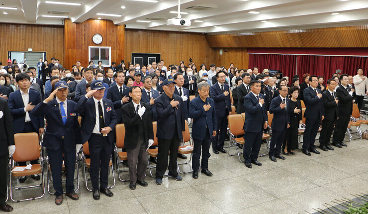 제43주년 나주시 5.18 민중항쟁 기념식 참석자들이 국기에 대한 경례를 하고 있는 전체 모습