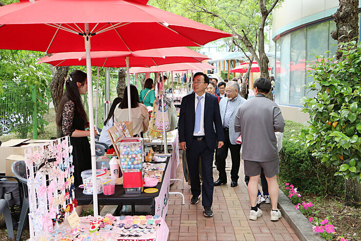 색다른 공예전 개막식 나주시장이 행사장의 공예품 매대를 들러보고 걸어오고 있는 모습