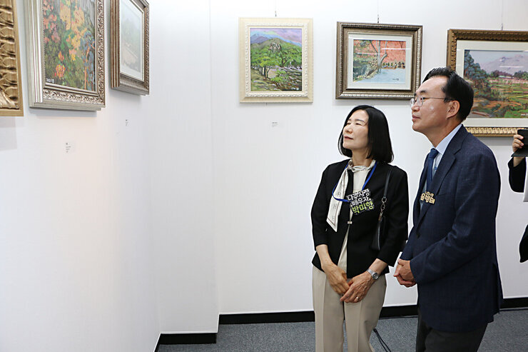 청운 김학동 화백 특별 회고전 나주시장이 전시된 작품을 보고 있는 모습