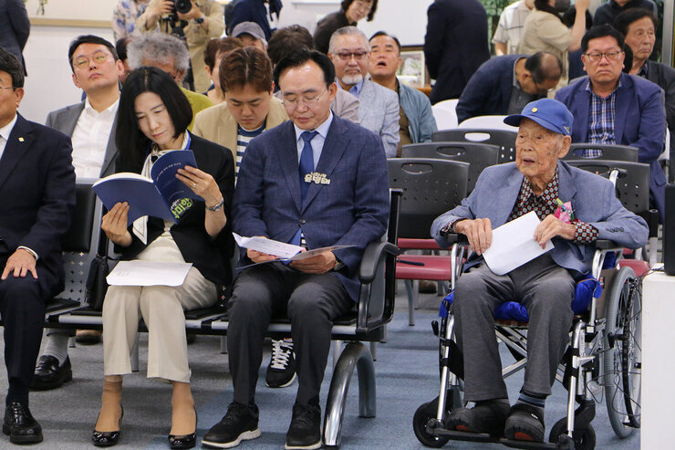 청운 김학동 화백 특별 회고전 나주시장이 이힉동 어르신과 행사장 자리에 나란히 앉아 있는 모습