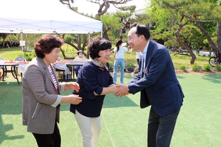 주민화합 한마음 음악회(남평읍 광촌리) 나주시장과 남평읍 여성 주민들의 악수하는 모습