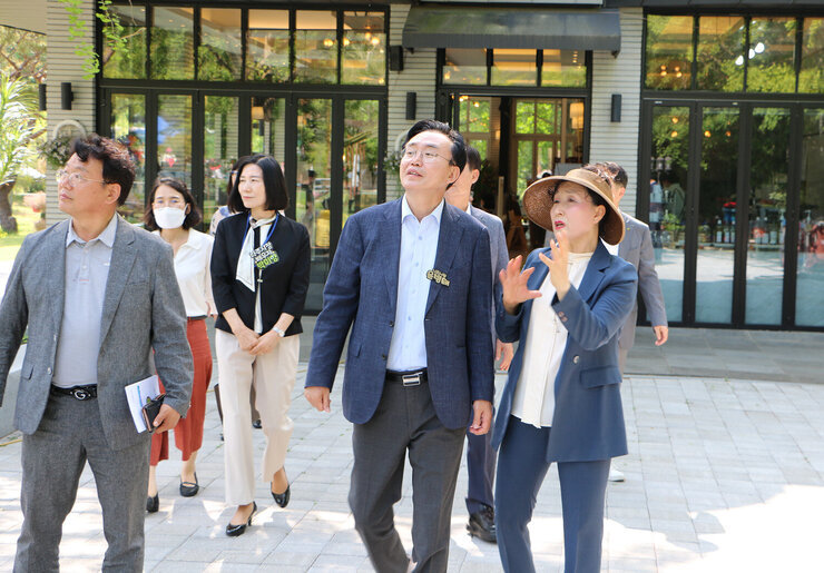 주민화합 한마음 음악회(남평읍 광촌리) 나주시장이 은향나무 수목원의 관계자에게 수목원에 대한설명을 듣고 있는 모습