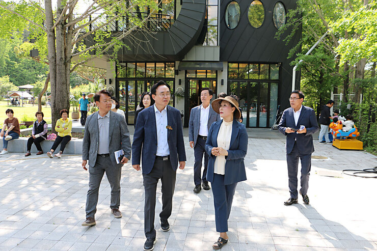 주민화합 한마음 음악회(남평읍 광촌리) 나주시장과 남평읍장, 수목원 관계자분이 걸어가면서 대화를 나누고 있는 모습