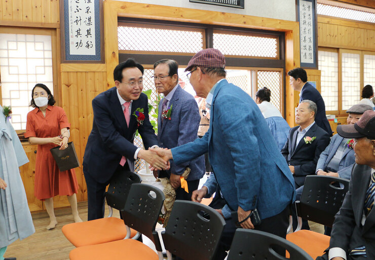 나주향교 전교, 성균관 유도회장 이.취임식 나주시장이 행사에 참석한 유림분과 악수를 하며 인사를 하고 있는 모습