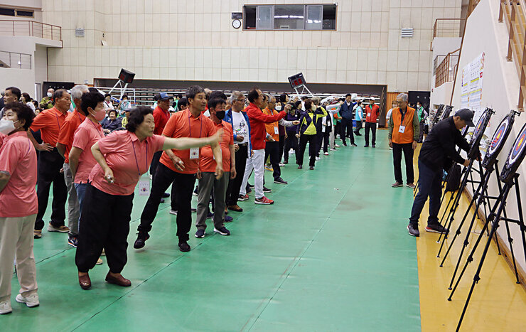 전라남도 연합회장기 한궁대회 대회에 참가한 여성 어르신, 남성 어르신 분들이 한궁경기에 앞서 연습을 하고 있는 모습
