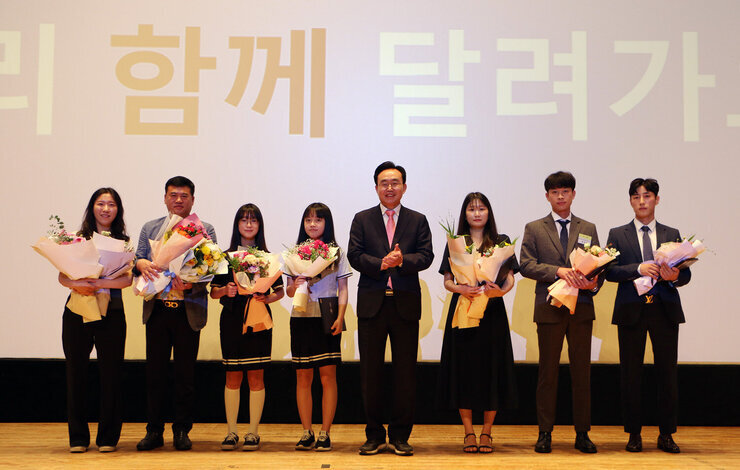 6월 중 정례조회 나주시장이 문화예술회관 무대 위에서 시상을 받은 7명과 기념촬영을 하고 있는 모습
