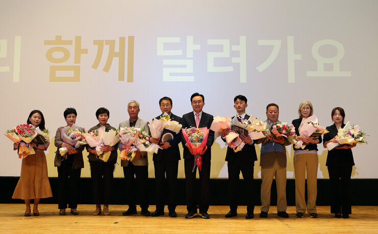 6월 중 정례조회 나주시장이 문화예술회관 무대위에서 시상을 받은 8명과 기념찰영을 하고 있는 모습