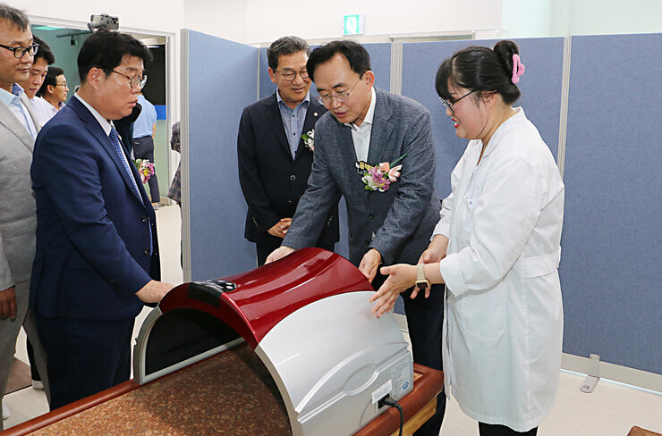 동강대전보건진료소 개소식 나주시장의 진료소 내부의 의료기기를 살펴보고 있는 모습