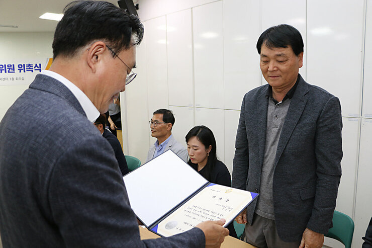 빛가람동 주민자치회 위촉식 나주시장이 남성위원에게 위촉장을 전달하는 모습