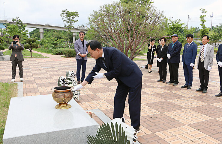 제73주년 6.25전쟁 상기행사 참전기념탑 앞에서 나주시장이 헌화를 하고 있는 모습