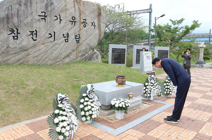 제73주년 6.25전쟁 상기행사 나주시장이 참전기념탑 앞에서 허리숙여 인사를 하고 있는 모습