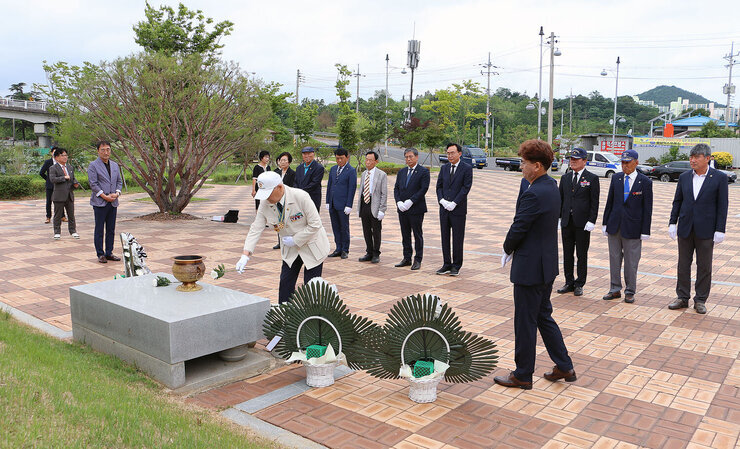 제73주년 6.25전쟁 상기행사 6.25 참전자회 임원 분께서 기념탑 앞에서 헌화를 하고 있는 모습 