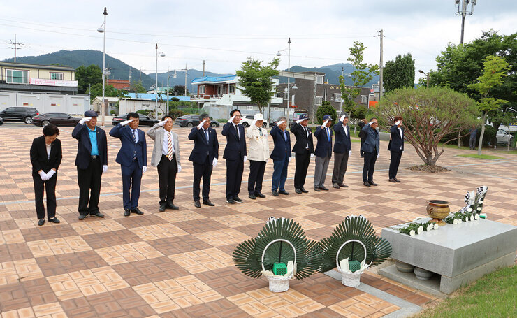 제73주년 6.25전쟁 상기행사 나주시장과 참전자회 임원, 보훈단체 임원 분들이 기념탑 앞에서 거수경례를 하고 있는 모습