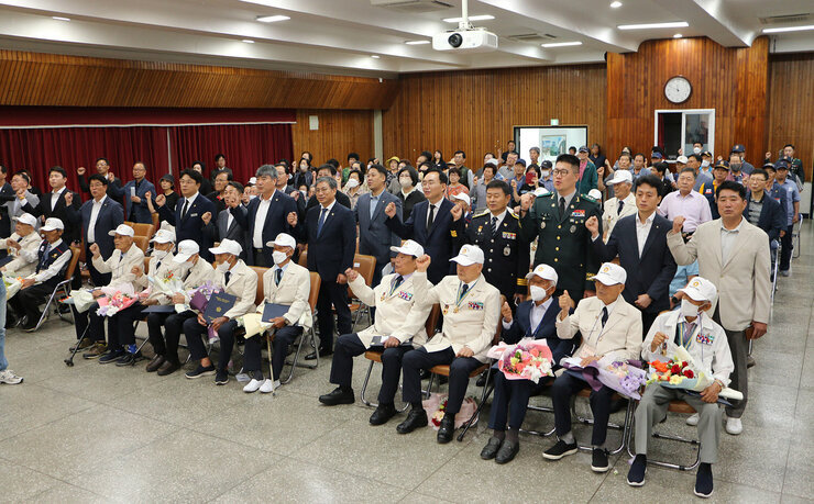 제73주년 6.25전쟁 상기행사 나주시장과 참전자회 회원분들 및 관계자들이 팔을 흔들며 전우가 제창을 하고 있는 전체모습