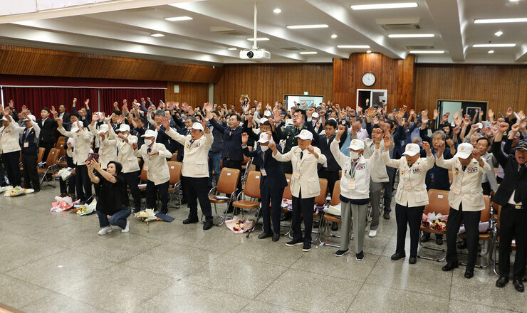 제73주년 6.25전쟁 상기행사 나주시장과 참전자회 회원분들 및 전체 참여자들이 만세 삼창을 하고 있는 모습