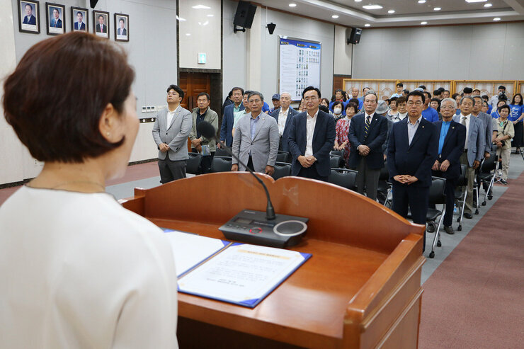 One Korea 피스로드 2023 전남 나주시 통일대장정 출정식 평화메시지를 낭독하고 있는 낭독자의 뒷모습과 참여자들이 서 있는 모습