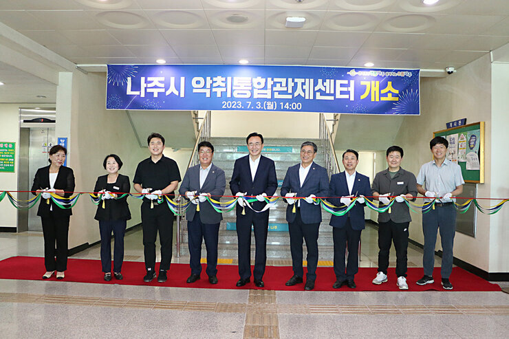 악취통합관제센터 개소식 별관 로비 앞 에서 나주시장과 시의회 의장 및 시의원이 테이프 컷팅 기념촬영 모습