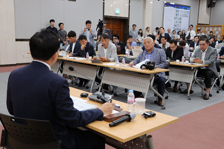 취임1주년 기자회견 및 간담회 질문하는 기자의 앞모습과 기자의 질문을 듣고 있는 나주시장 뒷모습
