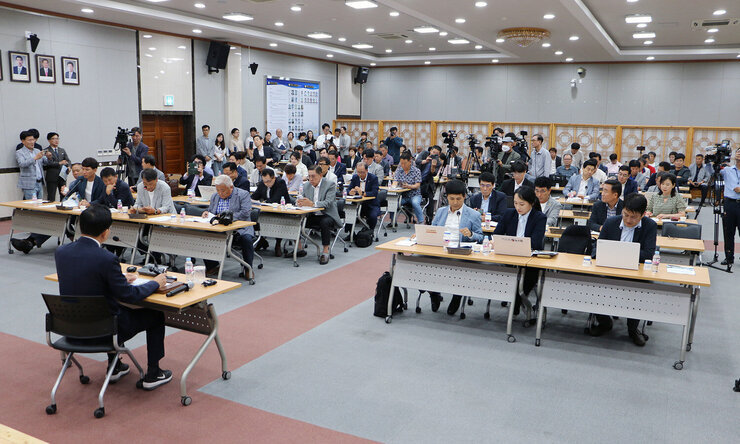 취임1주년 기자회견 및 간담회 나주시장의 앉아 있는 뒷모습이 보이고 참석한 기자들의 앉아 있는 앞모습이 보이는 전체 모습