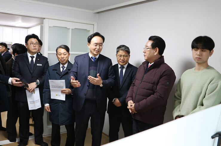 청년 임대주택 입주자 도지사와 간담회 나주시장이 두팡르 들고 청년 임대 주택에 대해 이야기를 하고 있고 듣고 있는 전남도지사와 청년 입주자 및 관계자들이 듣고 있는 모습