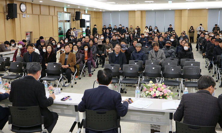 봉황면 주민과의 대화 뒷쪽의 여성분이 건의사항을 말하고 있고 대화석에서 듣고 있는 나주시장 모습과 앉아 있는 면민들의 모습