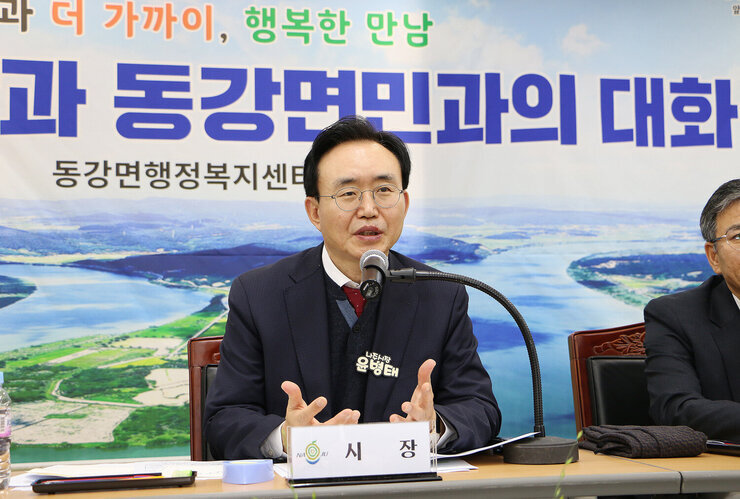 동강면 주민과의 대화 나주시장이 대화석에서 주민의 질읭에 대한 답변을 하고 있는 모습 두손을 펼치고 있는 모습