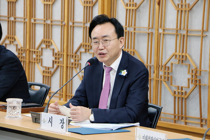 현안점검 회의 및 반부패 청렴서약 나주시자이 현안에 대해 이야기를 하고 있는 모습 근접촬영