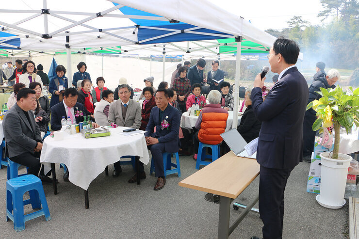 마을만들기 자율개발사업 착수식 나주시장의 인사말 측면모습과 참석자들의 앉아 있는 앞모습