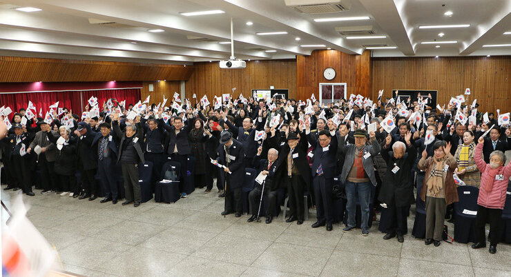 제105주년 3.1절 기념행사 참석자들 전체 자리에 서서 태극기를 한손에 들고 만세를 외치는 모습